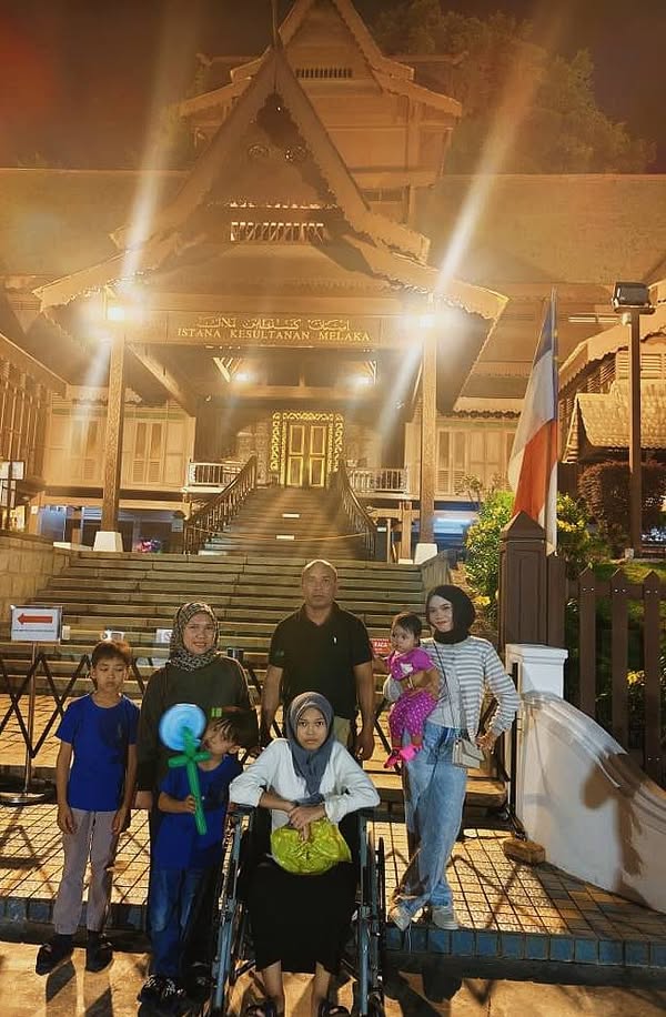 Farah and her family visiting Melaka during a Hope100 dream journey